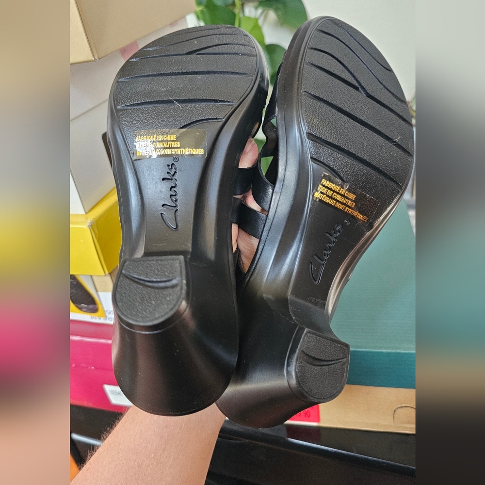 New in box. Clark's black sandals size 8 - Picture 3 of 3